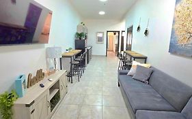 10 Min From Beach! 4 Queen Beds